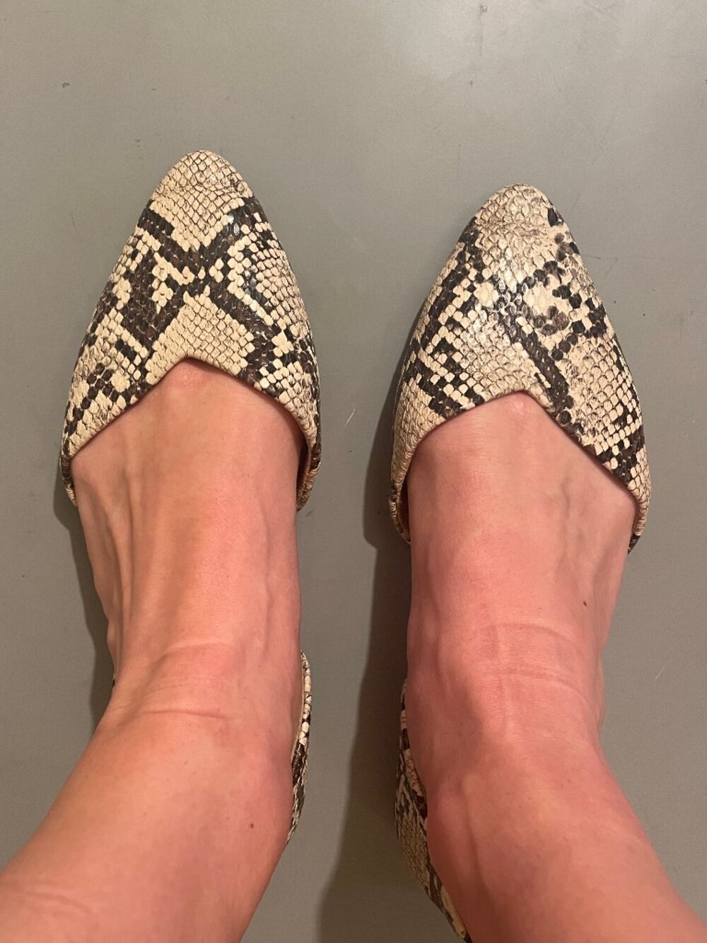 Woman's Old Navy Snake Flats Black leather size 7 used very worn